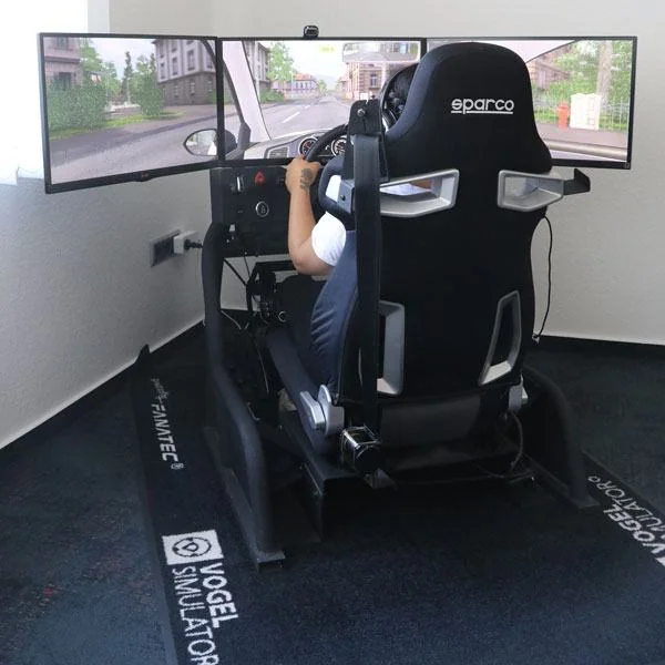Fahrschülerin am MobilitätsCoaching Simulator