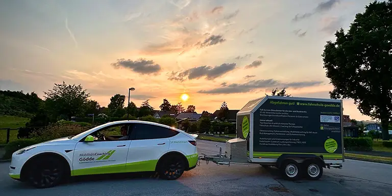 Fahrstunde in den Sonnenuntergang